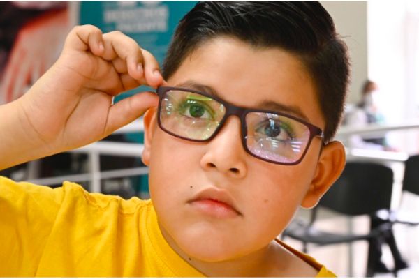 Iniciativa ‘Ver para crecer’ de salud digna entrega lentes a más de 44 mil niños mexicanos