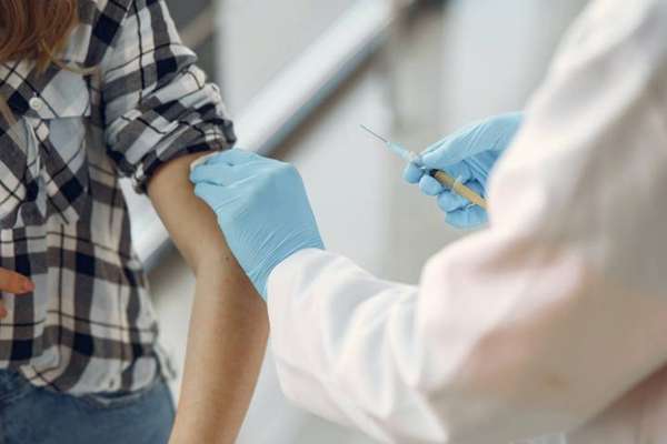 EU autoriza nueva vacuna de Pfizer y Moderna contra variante Ómicron