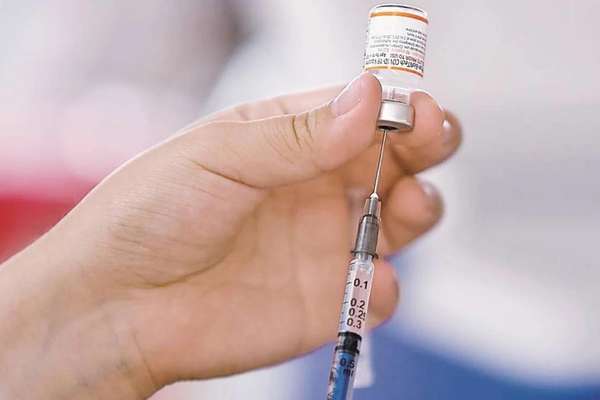 Pausan vacunación por dosis caducas