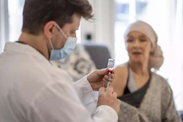 Vacunas contra el cáncer podrían estar listas para 2030, según Moderna