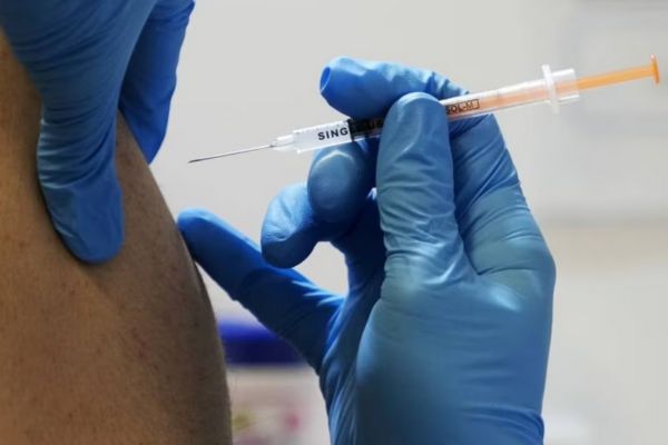Moderna, más cerca de vender vacuna COVID en México; Comité de Cofepris avala su dosis