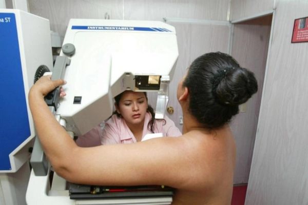 Rezago en detección temprana de cáncer de mama, alerta ONG